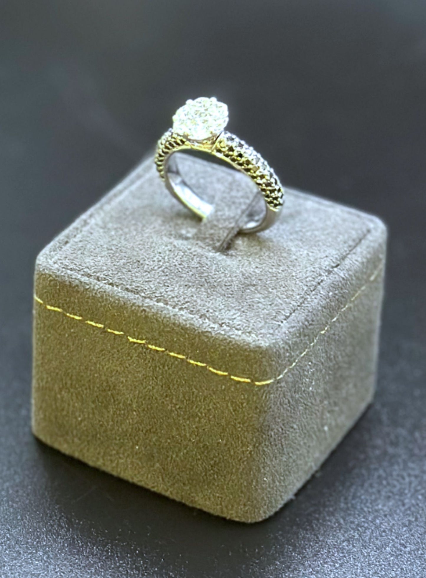 Anello Diamanti effetto magic con pavé