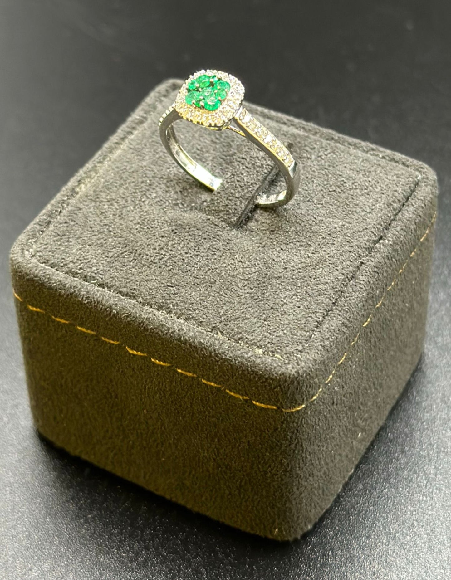 Anello con Smeraldi