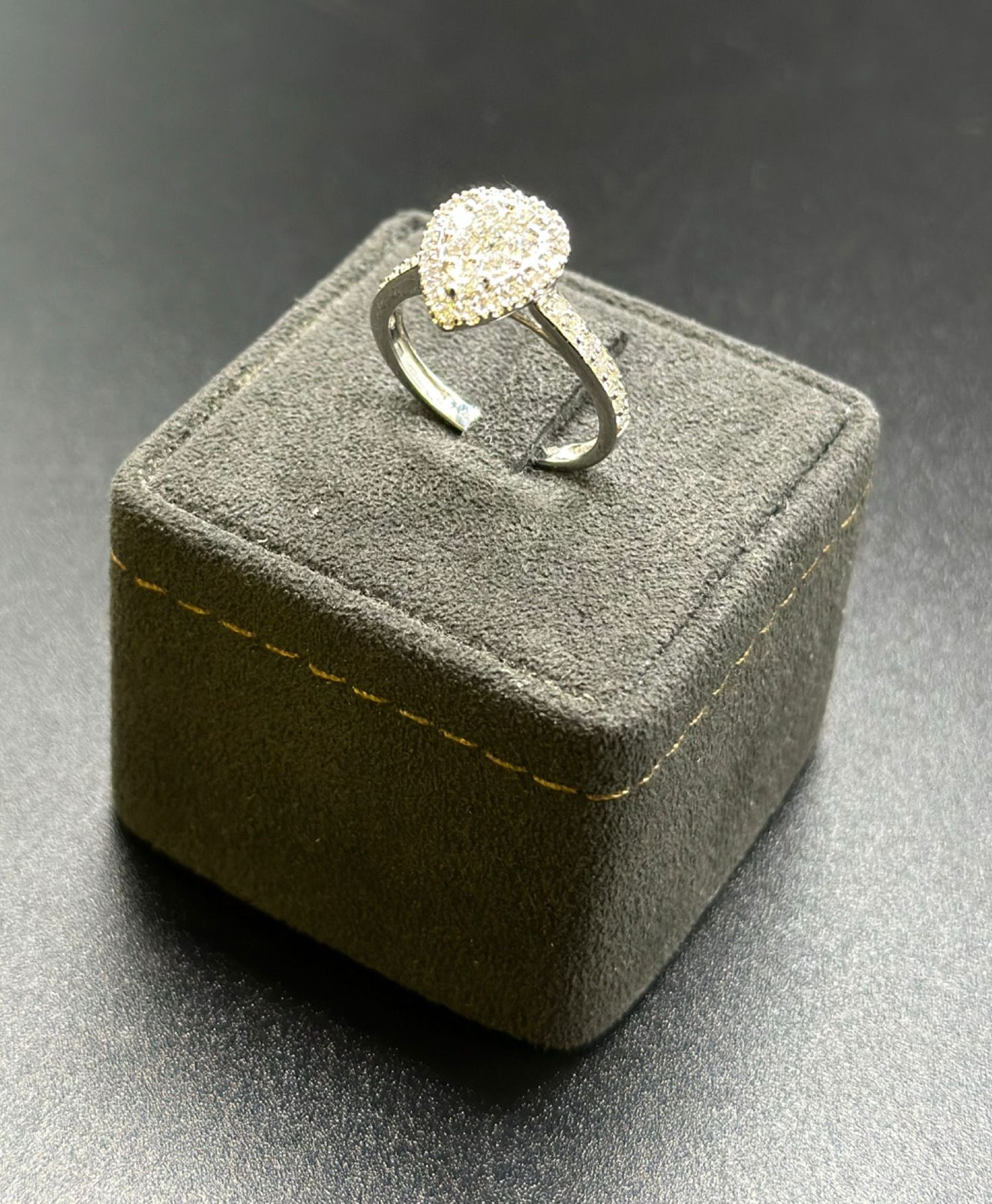 Anello Goccia effetto magic pavè