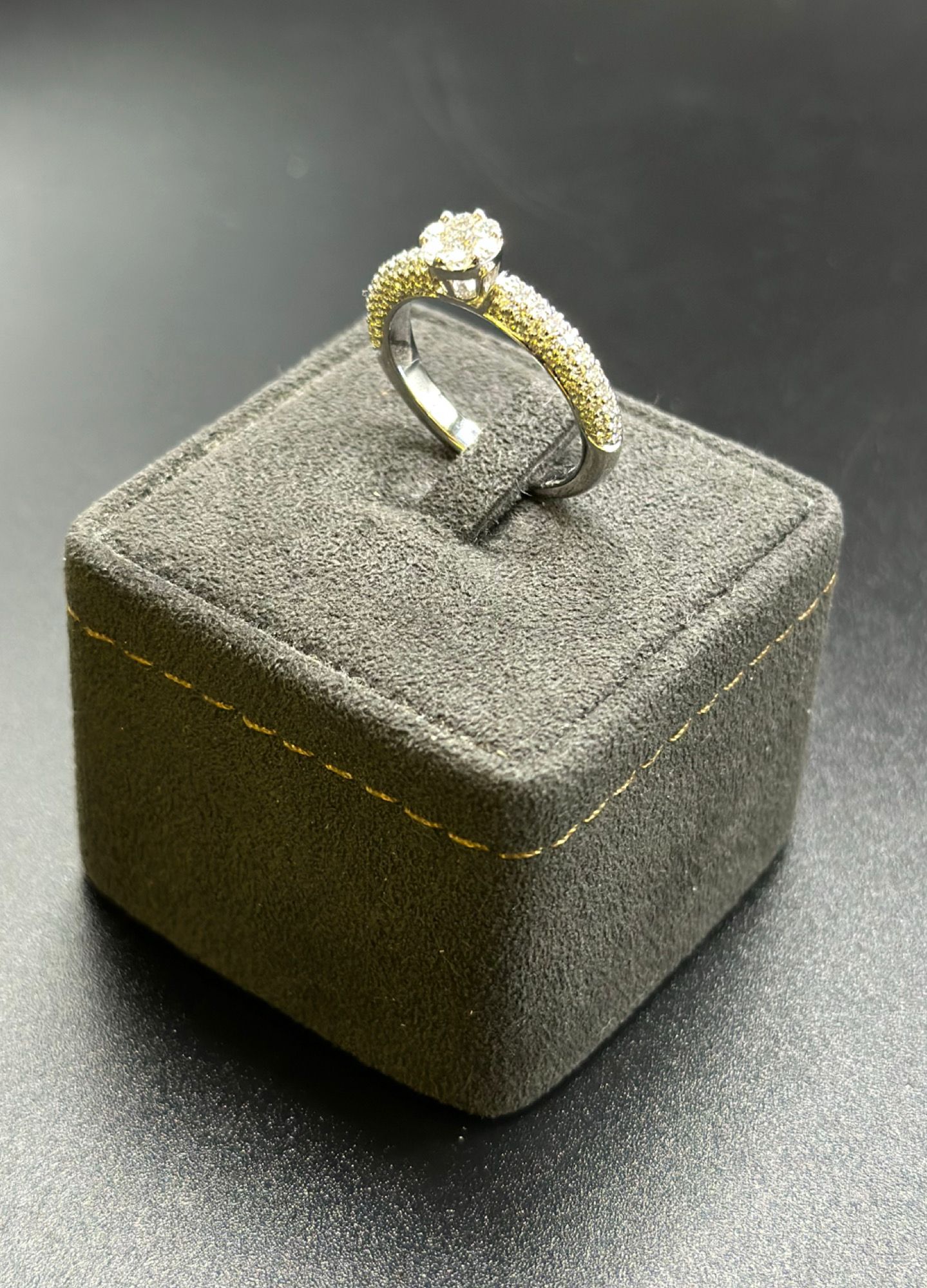 Anello fiore con pavé