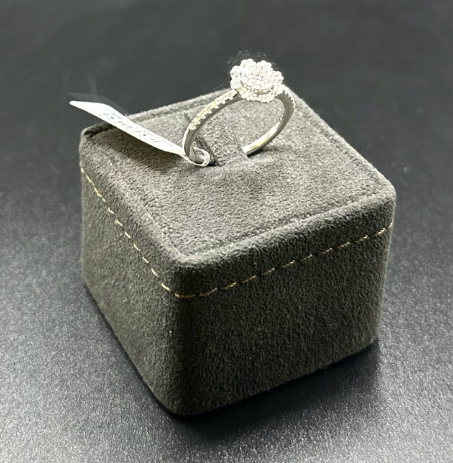 Anello fiore con pavé effetto magic