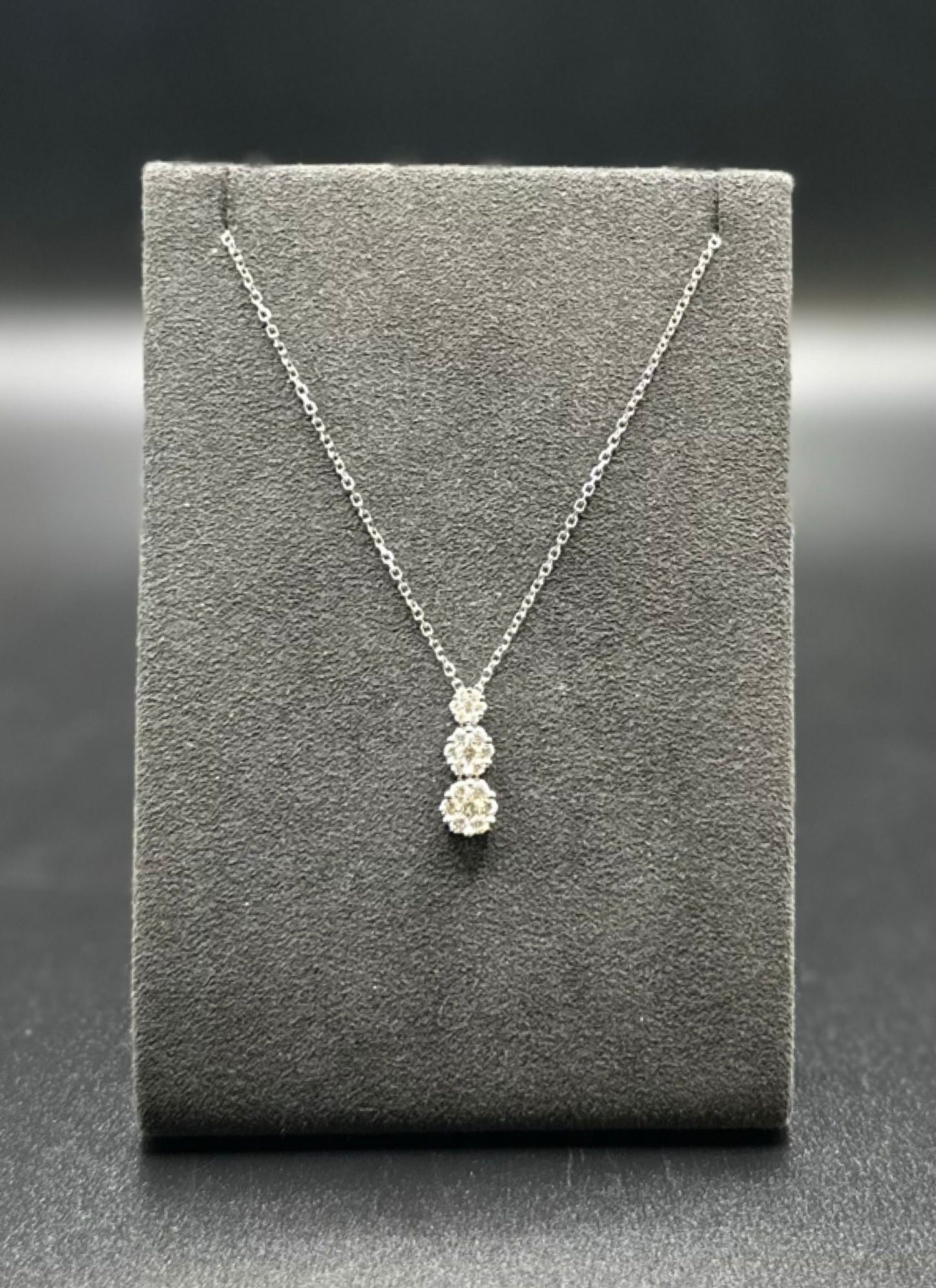 Collana tre rosette